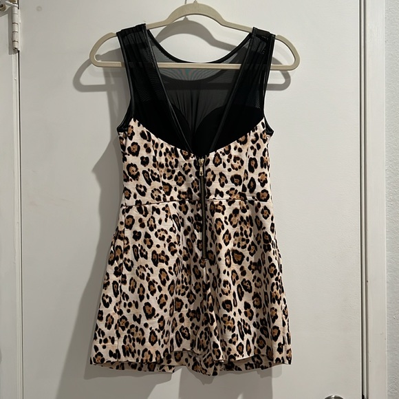 Guess Animal-print Leopard Illusion - Picture 4 of 9